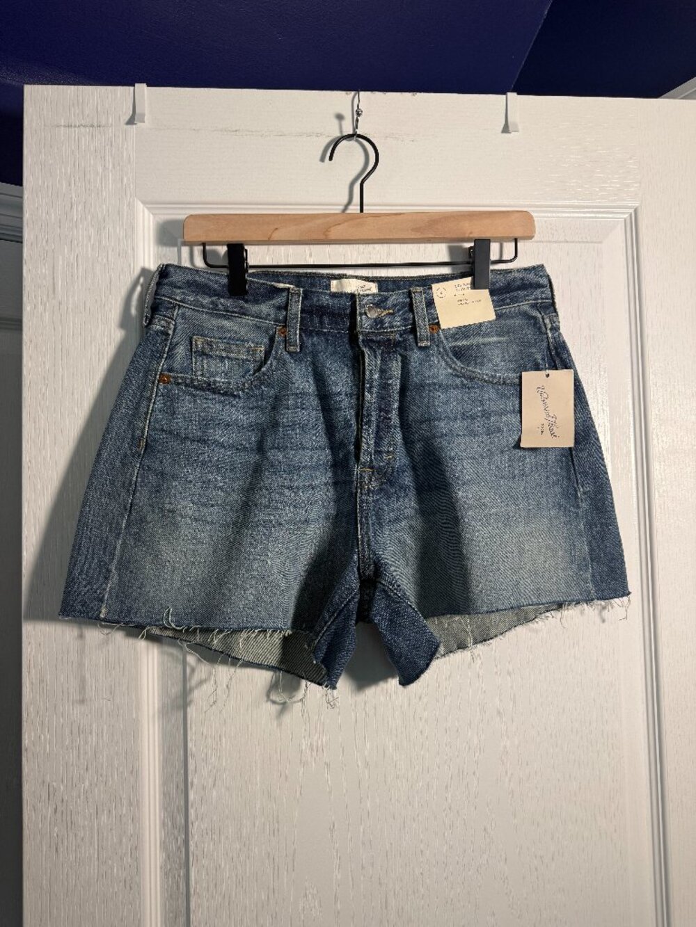 NWT - Universal Thread - 90s Baggy Jean Shorts - Size 6